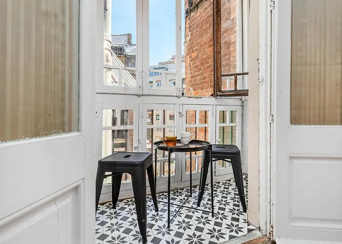 Sunny Retro Flat Balcony In Poble Sec Barcelona