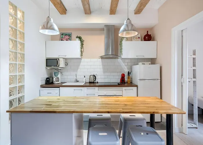 Sunny Retro Flat Balcony In Poble Sec Barcelona