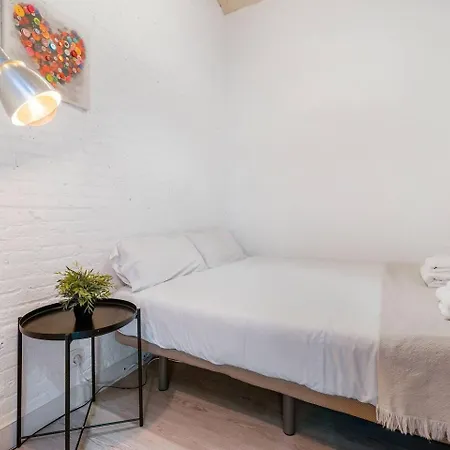 Sunny Retro Flat Balcony In Poble Sec ברצלונה