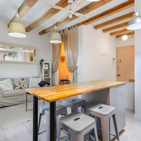 Sunny Retro Flat Balcony In Poble Sec ברצלונה