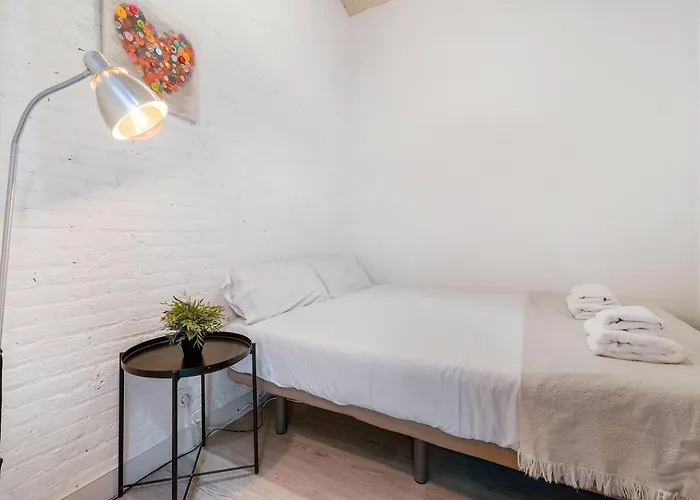 Sunny Retro Flat Balcony In Poble Sec Barcelona